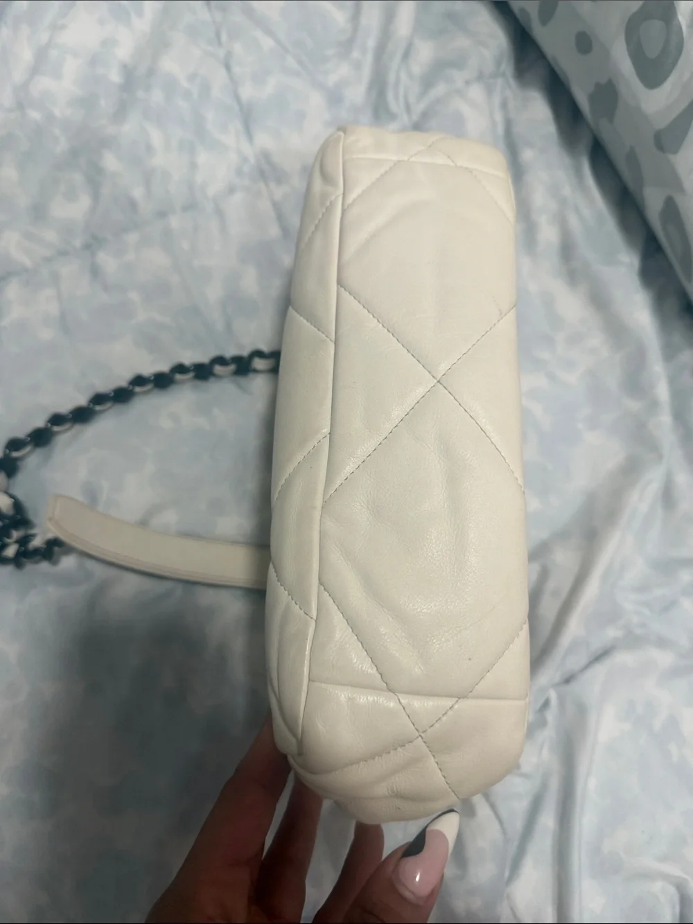 CHANEL Cream Quilted Leather Shoulder Bag with Black Chain